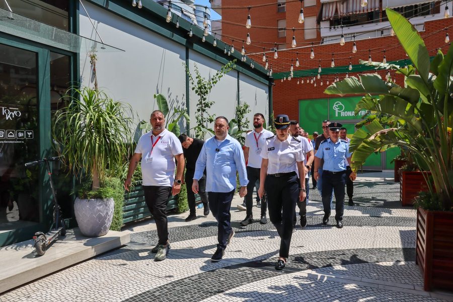 Lirimi i hapësirave publike në kryeqytet, Ministri Hoxha dhe