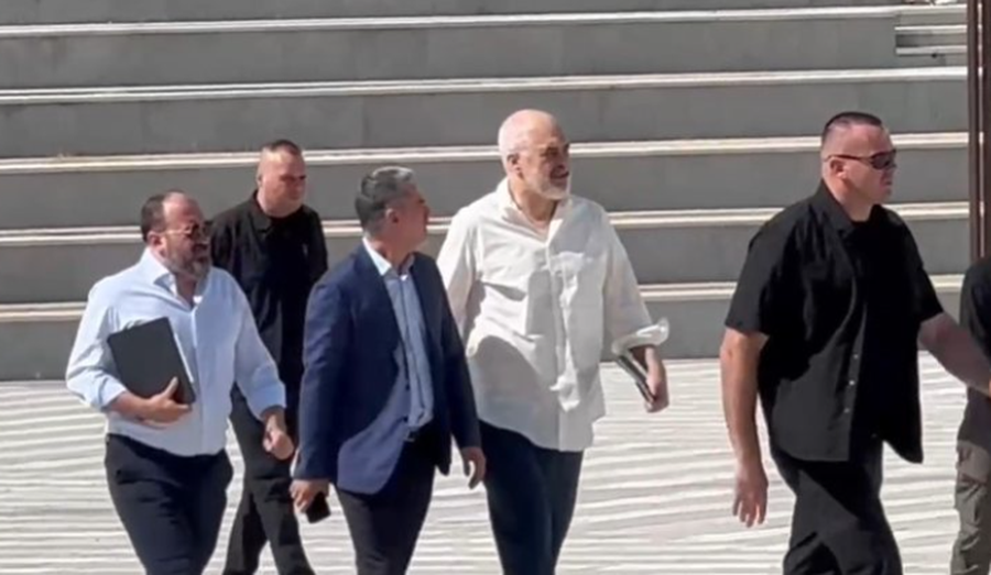 Rama nuk i ndahet Vlorës: Lungomarja është e njerëzve!