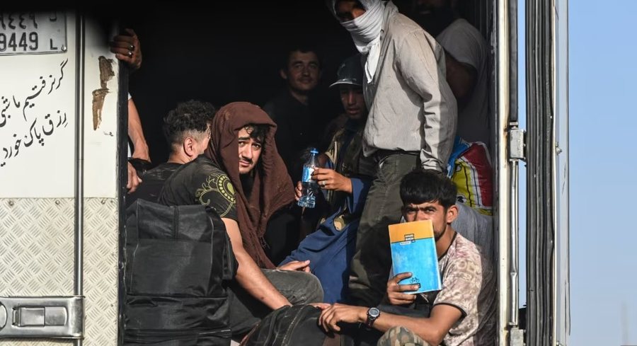 Qindra mijëra afganë detyrohen të largohen nga Irani