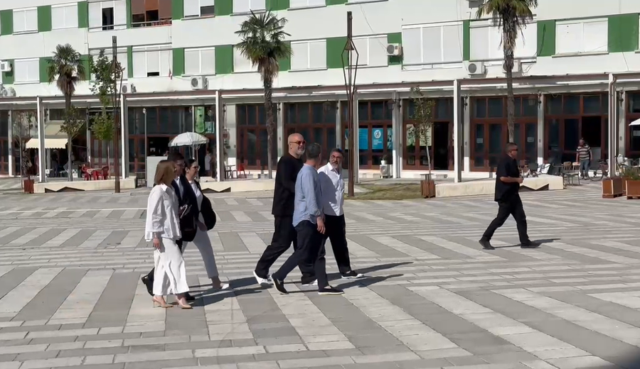 Dressed in black and white sneakers, Rama visits Vlora Municipality, does not