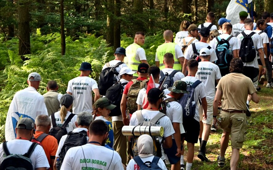 In memory of the victims of Srebrenica, thousands of participants begin the