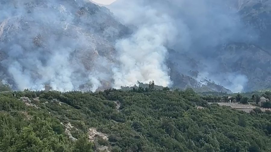 Zjarri në malin e Dukatit, rrezikon Parkun Kombëtar të