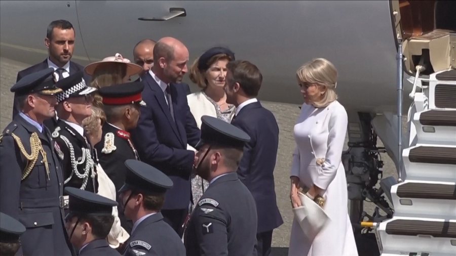 Vizita e parë në mbi një dekadë, Macron shkel në