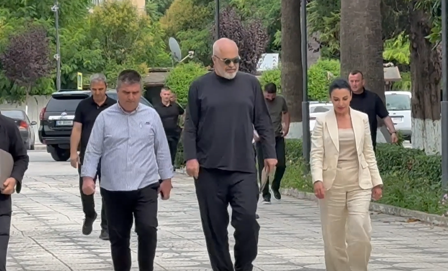 Aksioni për lirimin e hapësirave publike, Rama mbërrin në