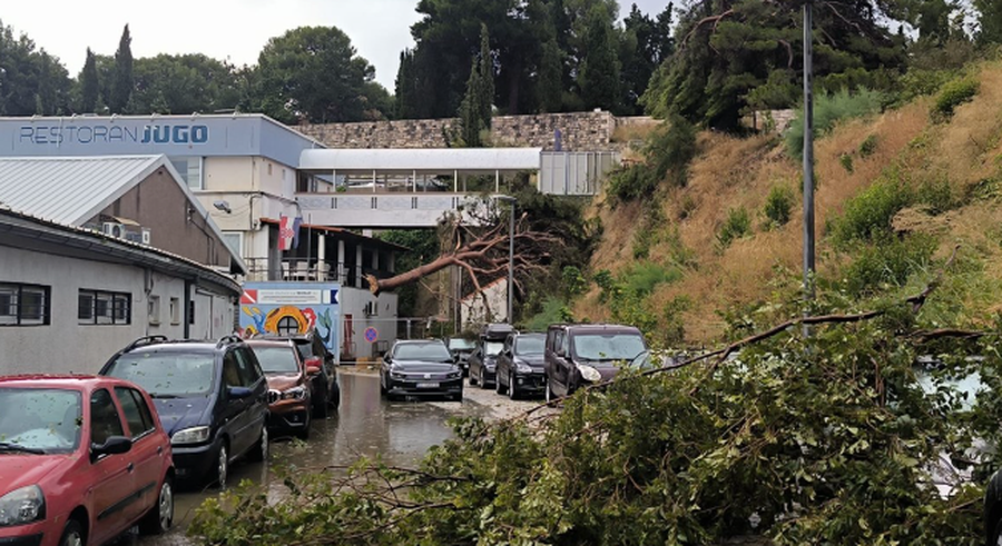 Moti i keq mbërthen Ballkanin, stuhi në Kroaci, borë në
