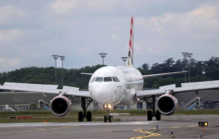 Si mund të përthithë një njeri, motori i avionit të