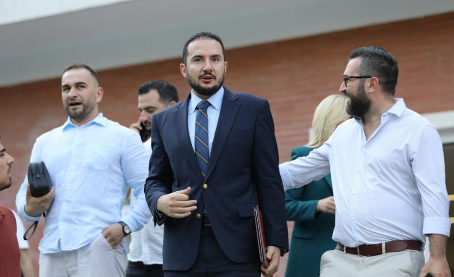"Dola me kokën lart nga burgu i Fierit", Salianji: Të