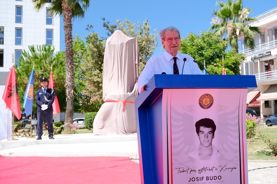 Berisha përkujton heroin e parë të demokracisë: