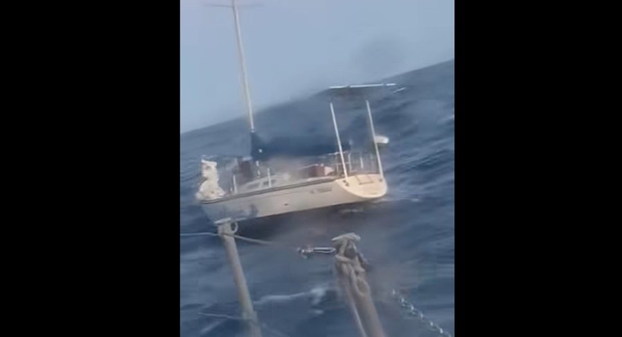 Forca Detare shpëton 3 persona në bordin e velierës me defekt