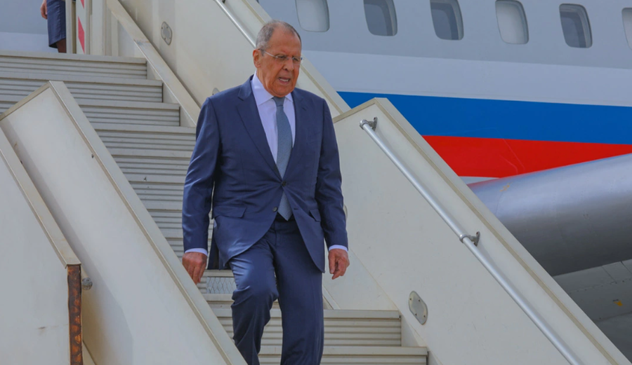 Ministri i Jashtëm rus, Sergei Lavrov mbërrin në Korenë e