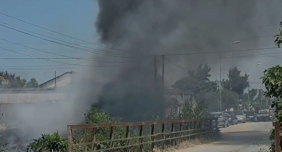 Zjarri pranë shtyllave elektrike del jashtë kontrollit në Fier,