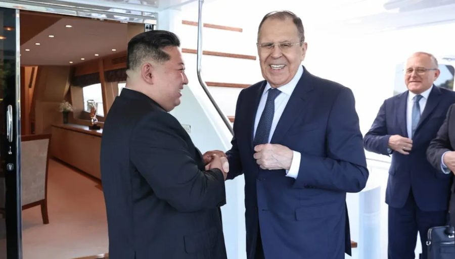 Lavrov shijon Korenë e Veriut nga një jaht, takohet me Kim në