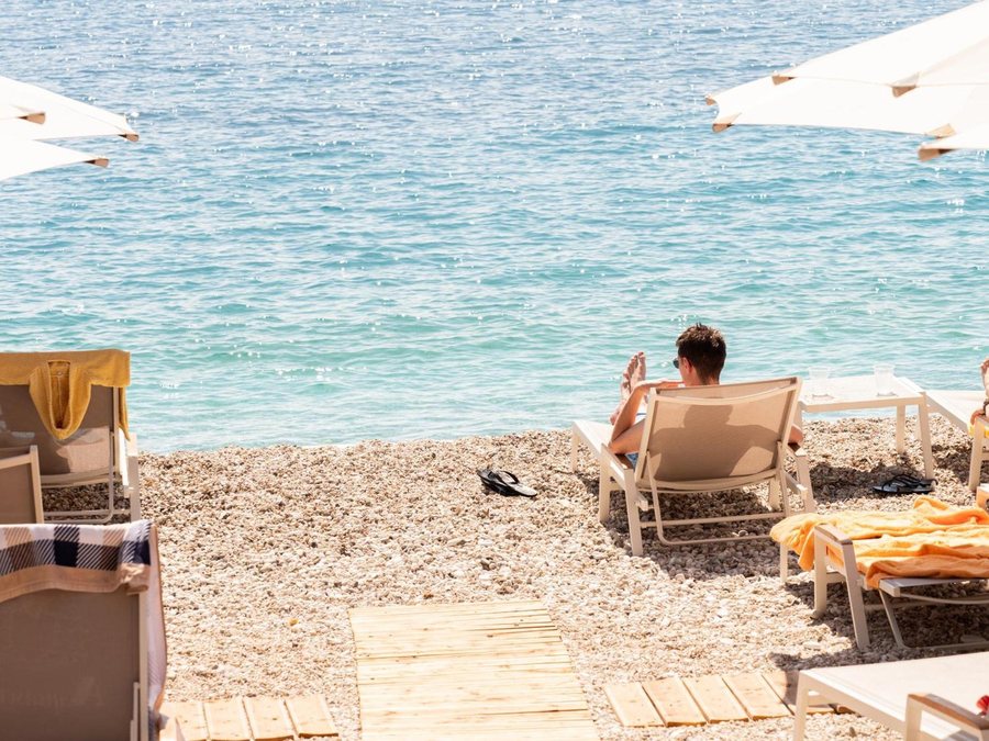 "Holidays in Himara until mid-November!" Tavo: There is an influx of