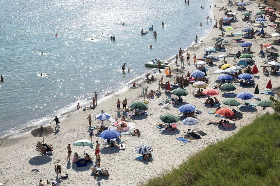 Rama ndan pamje nga plazhet publike të Durrësit