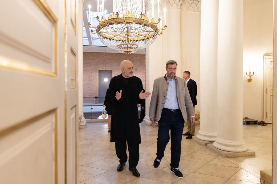Rama në Bavari, pritet nga “miku i çmuar” Markus