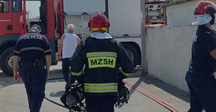 Apartment in Fier engulfed in flames, residents alarmed