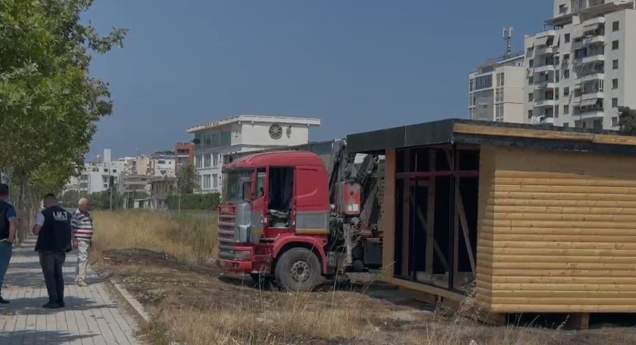 Zhvendoset struktura e drunjtë pranë portit në Durrës