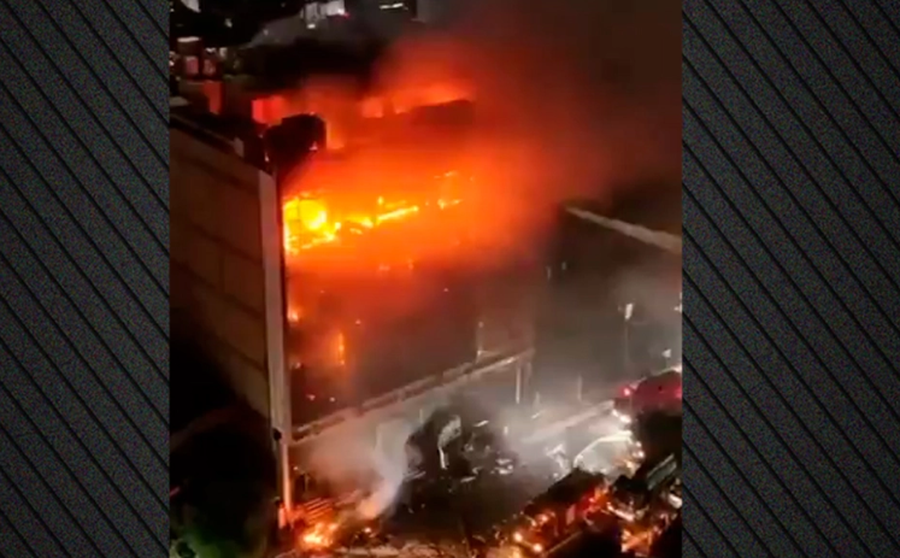 Zjarr i madh në një qendër tregtare në Irak, rreth 50