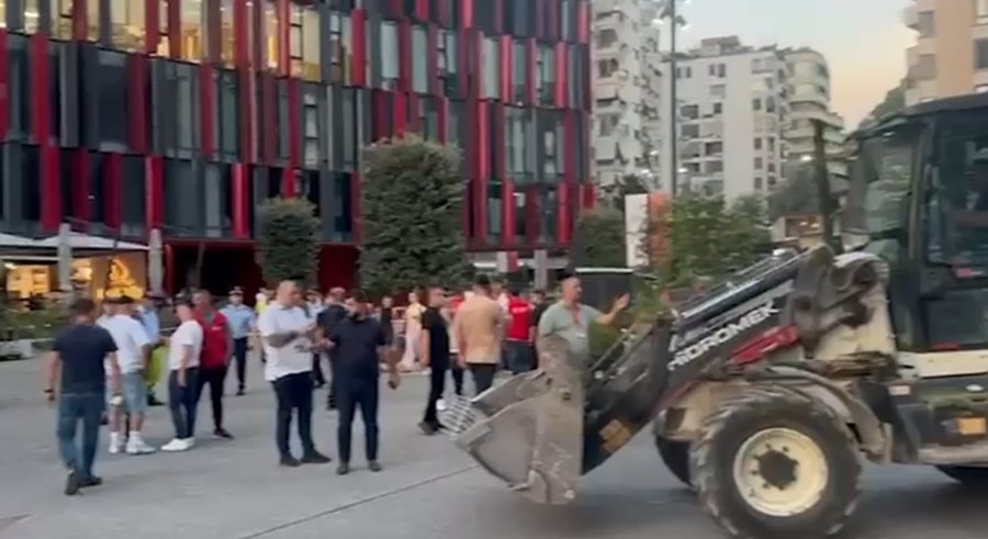 Lirohen hapësira publike përreth stadiumit “Arena