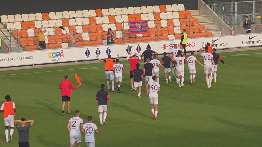Përmbysje spektakolare, Martini i lumtur me skuadrën. Dodaj largohet