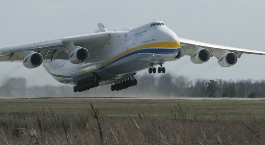Pas 3 vitesh në tokë gjigandi i qiellit “Antonov” fluturon