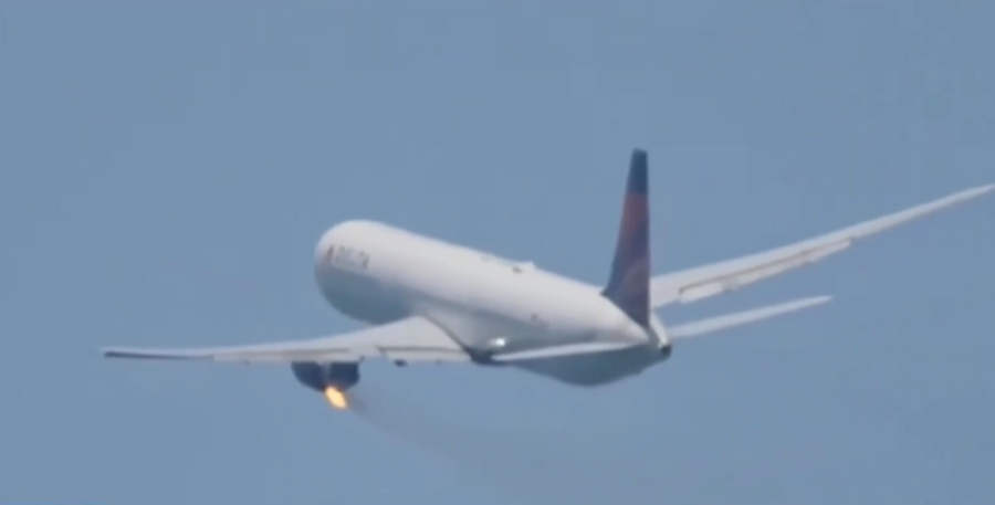 Panik për pasagjerët, zjarri përfshin motorin e avionit të