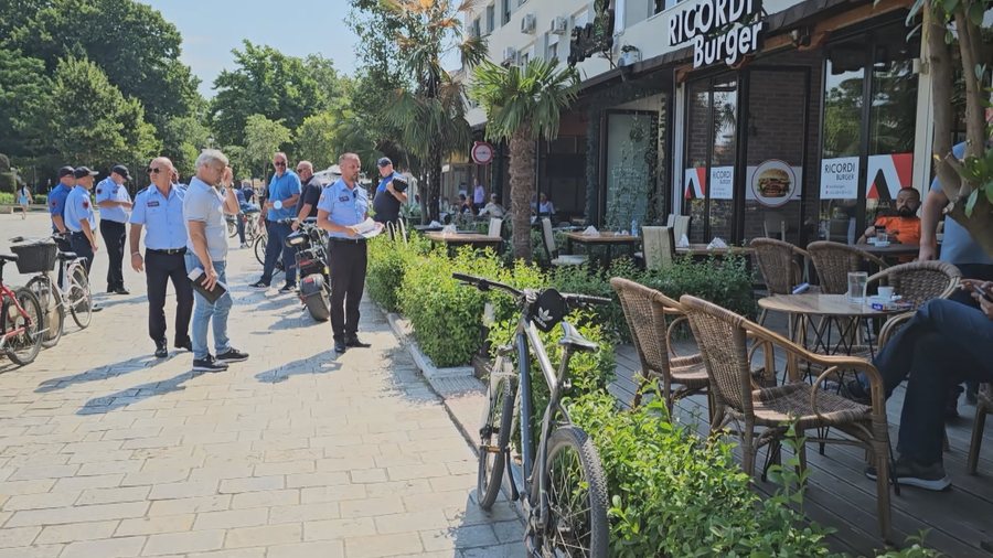 Shkodra liron trotuaret. Policia Bashkiake në aksion, shkodranët