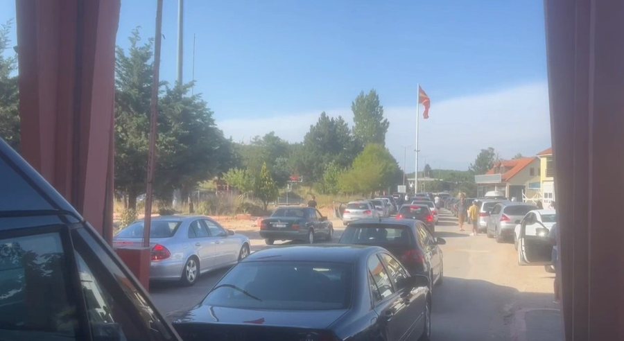 Radhë dhe pritje të gjata në kufi në Qafë-Thanë