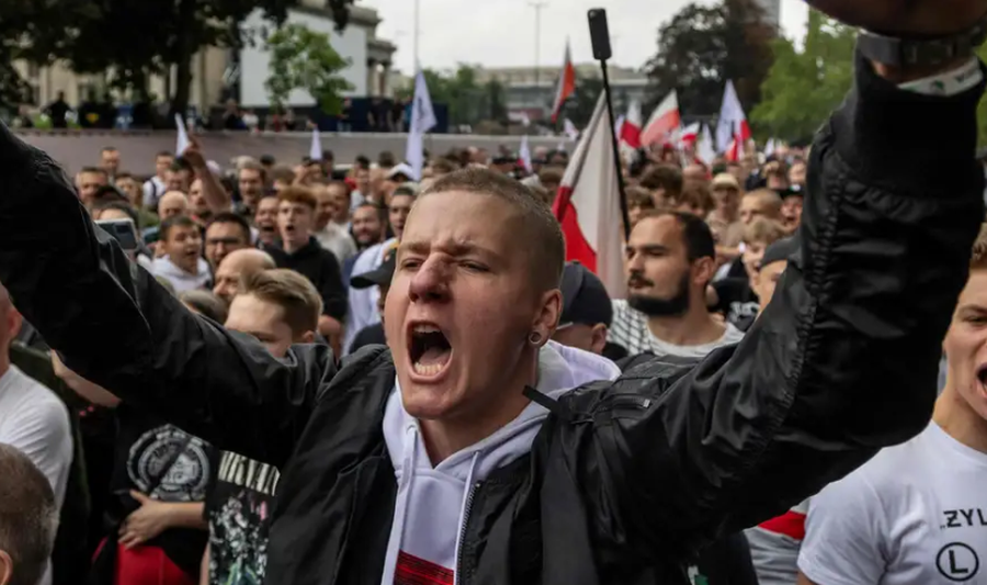 Mijëra njerëz protestojnë kundër migrantëve në