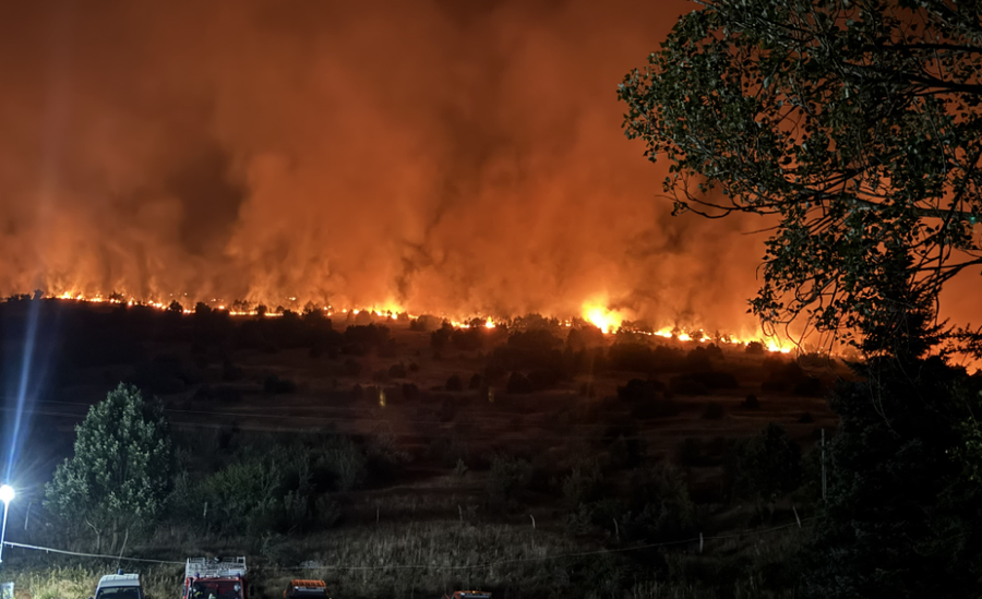 Vatra të shumta zjarri në afërsi të Kapshticës, digjen