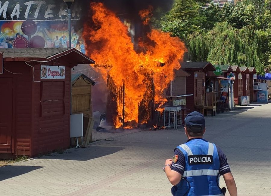 Flakët shkrumbojnë kioskën prej druri në Pogradec
