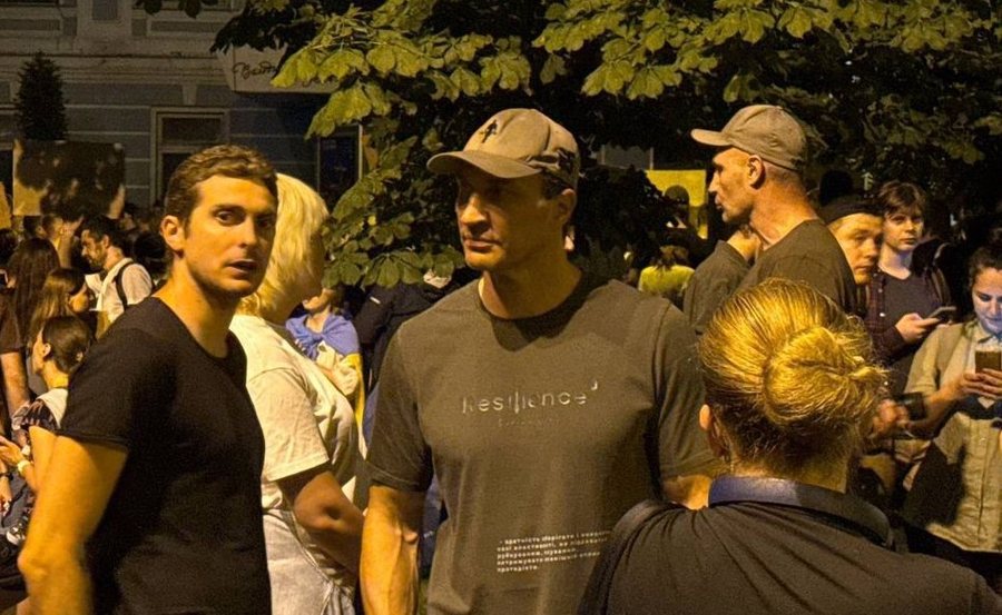 Protestë anti-Zelensky në Kiev, të pranishëm edhe