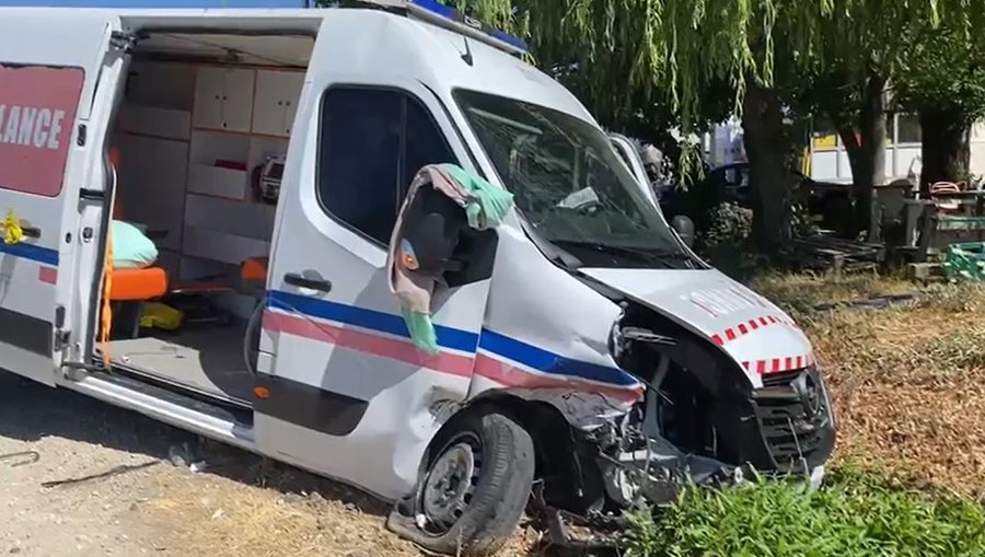Aksident i rëndë në Gjirokastër, përplaset ambulanca, 6