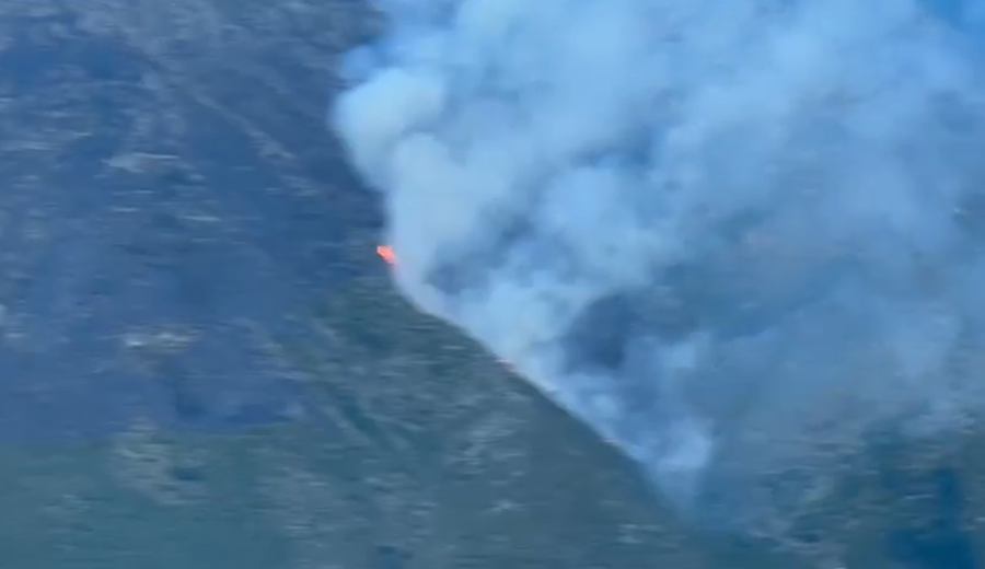 The fire in Dukat, Vlora, continues unabated, flames are approaching Llogora
