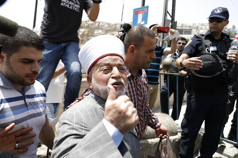 Arrestohet Myftiu i Madh i Jerusalemit, Izraeli miraton hedhjen e ushqimit nga
