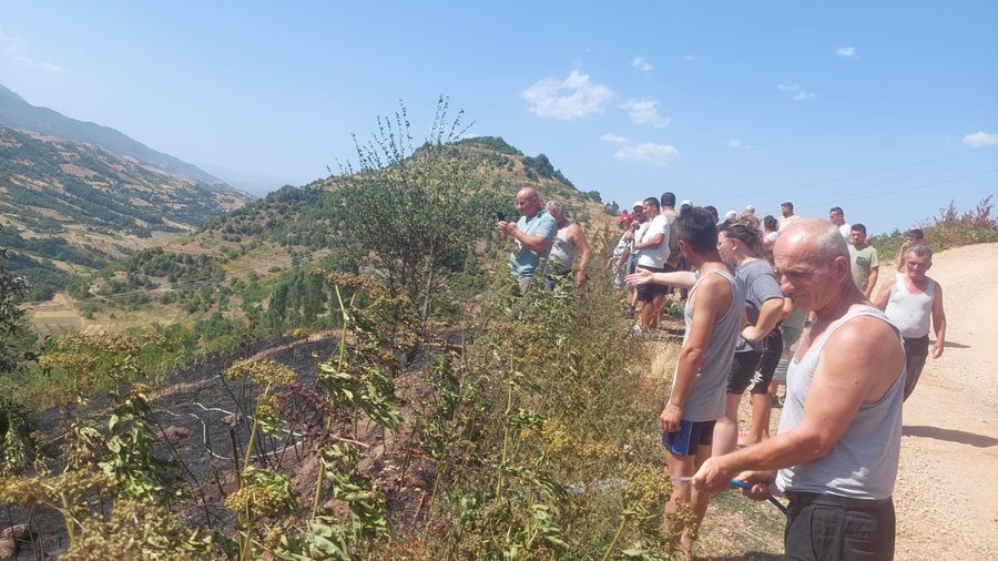 Zjarri rrezikon banesat, banorët izolojnë flakët në Pogradec