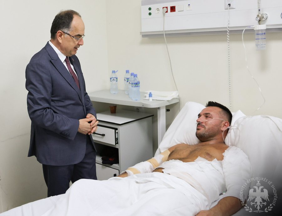 U dogj nga flakët për të shpëtuar njerëzit, presidenti