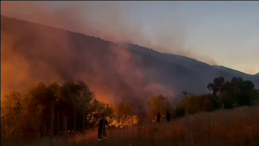 Rritet rreziku në Delvinë, flakët afrohen me zonat e banuara