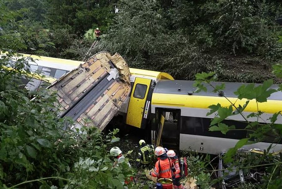 Del nga shinat treni me 100 pasagjerë në Gjermani, viktima dhe të