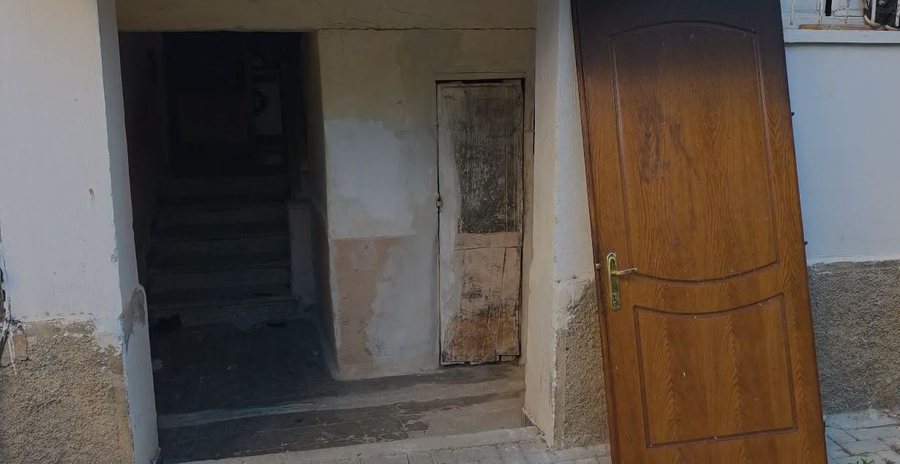 Nga asfiksia te vrasja, 52-vjeçarja e gjetur pajetë kishte