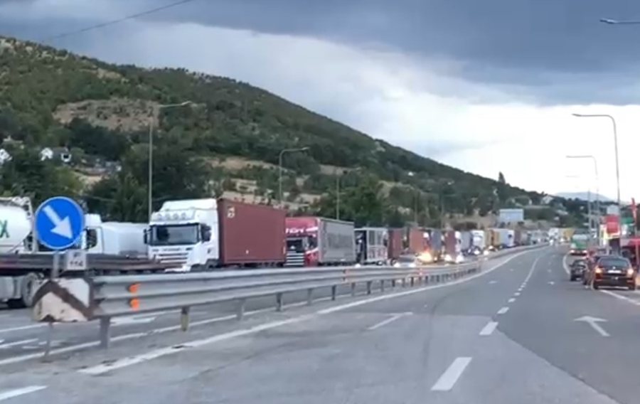 Radhë kilometrike kamionësh në kufirin Shqipëri-Kosovë