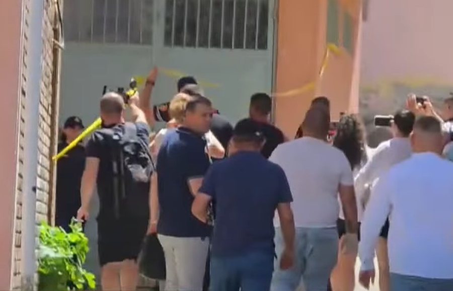 Vrau 52-vjeçaren në banesën e saj dhe më pas i vuri