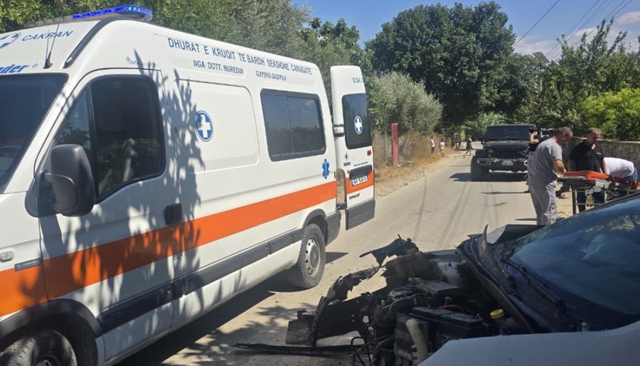 Makina përplaset me murin, dy të plagosur në Fier