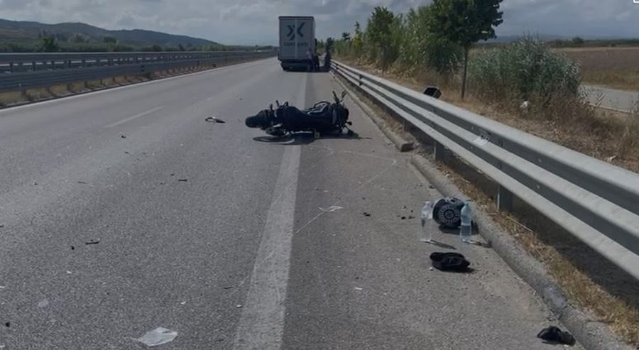 Tentoi të parakalojë, motori përplaset me trajlerin në