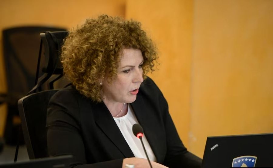 Kosovë, ministrja Hajdari mbrohet sërish në heshtje për