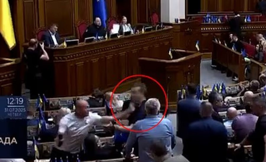 VIDEO/ Plas grushti në parlamentin ukrainas, “harrojnë”