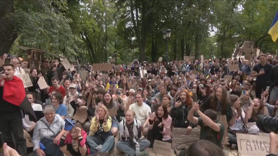 Mes protestash dhe tensionesh, Ukraina voton ligjin e ri kundër