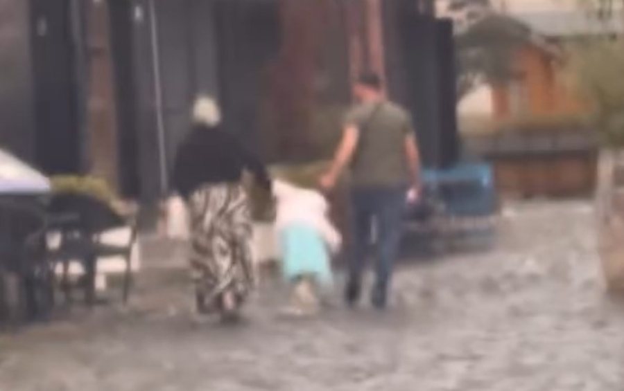 Video tronditëse, prindërit kapin prej flokësh vajzën