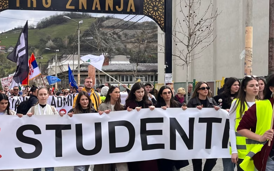 Pushteti në Serbi akuzohet për përdorimin e “kartës