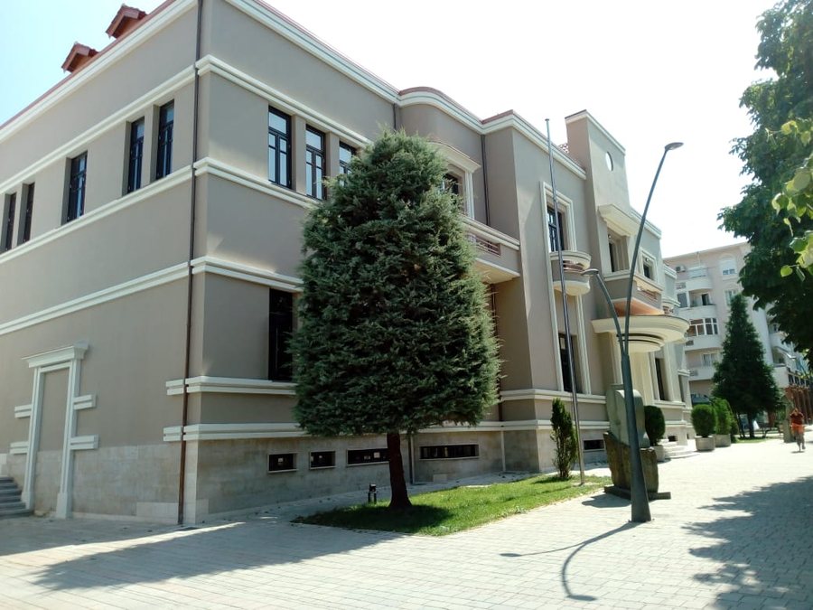 Godet me gurë xhamat e bashkisë së Korçës, procedohet